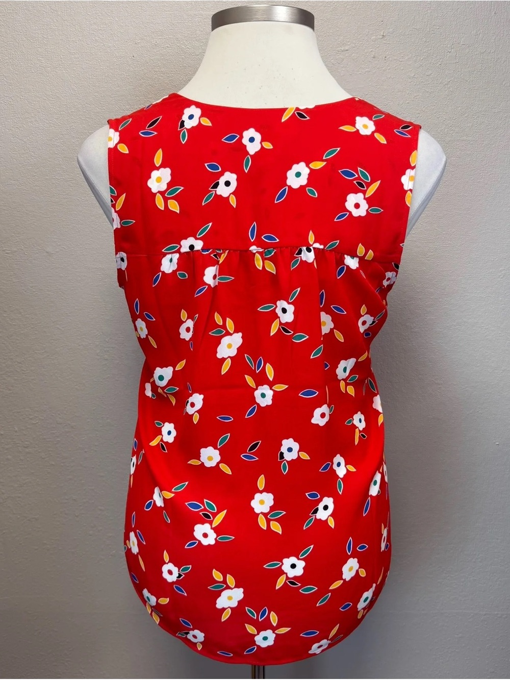 NEW! Cabi Red Floral Tie-Neck Sleeveless Blouse - Size Large - Picture 2 of 3